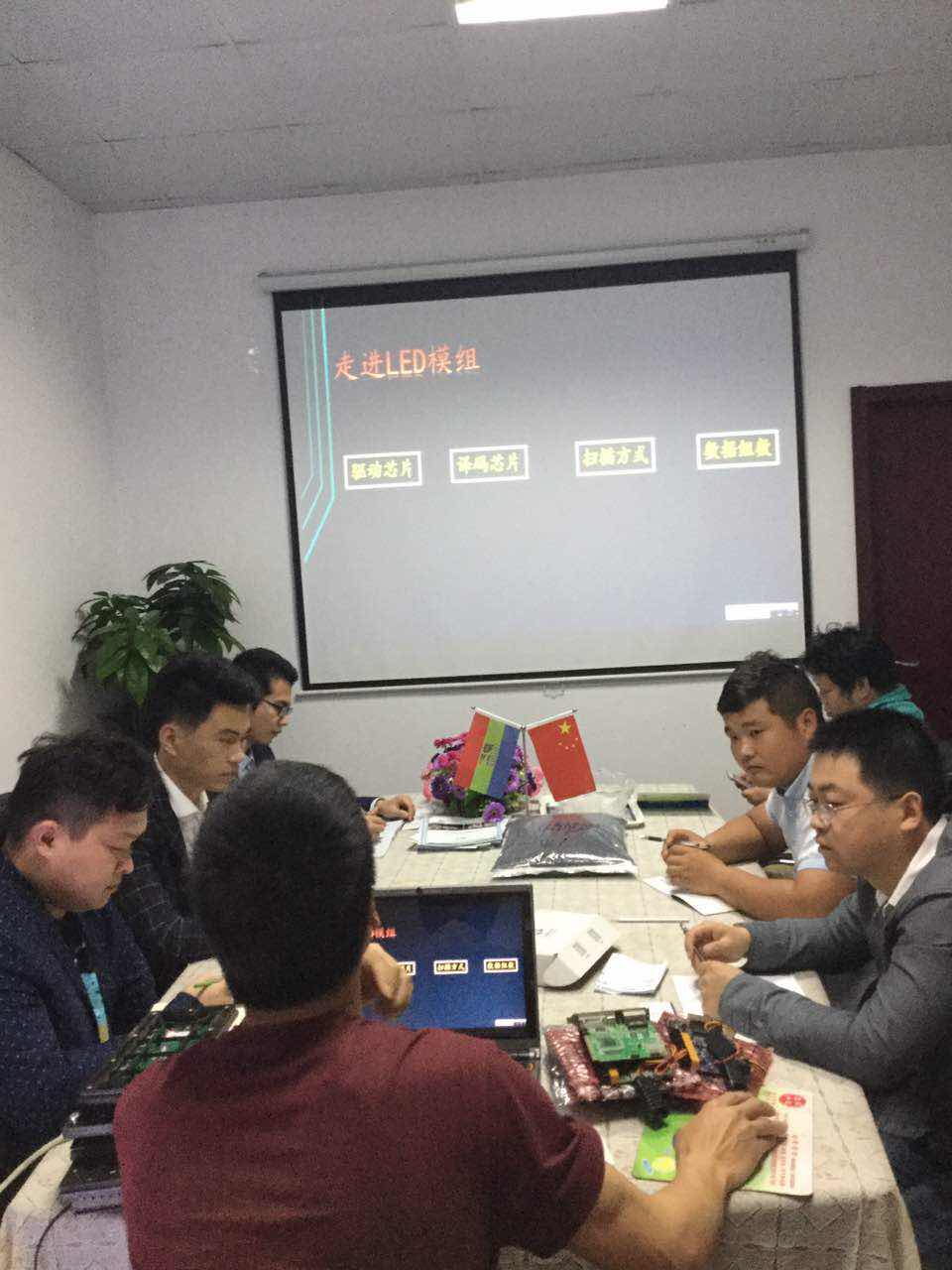 靈星雨技術人員來我司指導培訓LED控制系統(tǒng)